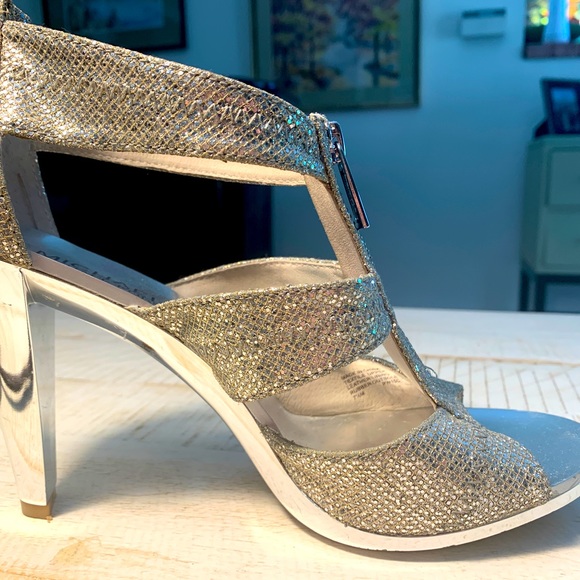 Michael Kors Size 7 silver heels 3” - zipper on top of shoe - Picture 4 of 5